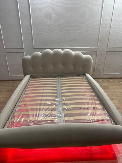 Парящая кровать Testiera Fly 1 -разноцветная подсветка Парящая кровать Testiera Fly 1 -разноцветная подсветка